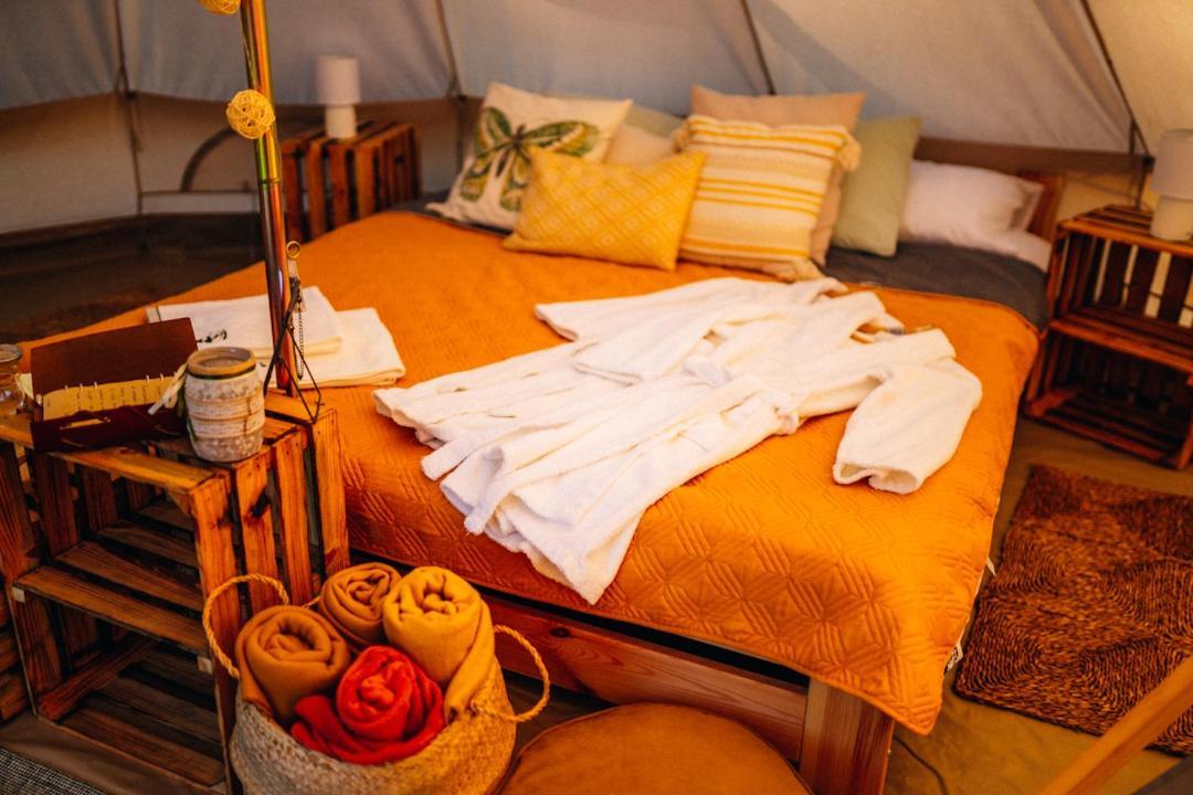 Готель Glamping Bieszczady Z Jacuzzi I Basenem Солина Екстер'єр фото