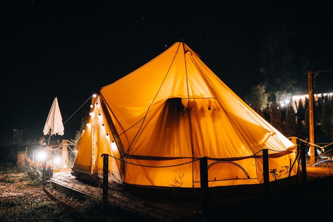 Готель Glamping Bieszczady Z Jacuzzi I Basenem Солина Екстер'єр фото